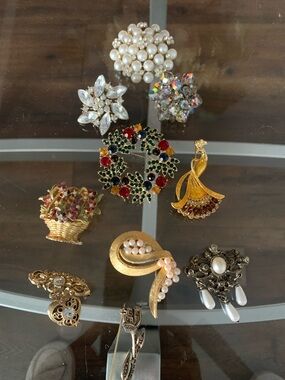 Gold-Tone Pearl & Crystal Brooch (10)Collection -& Multicolor Accents Lot#5